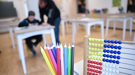 In der «Arche» bekommen Kinder Mittagessen, Freizeitangebote oder Hausaufgabenbetreuung - alles kostenlos. (Archivbild) / Foto: Bernd Weißbrod/dpa
