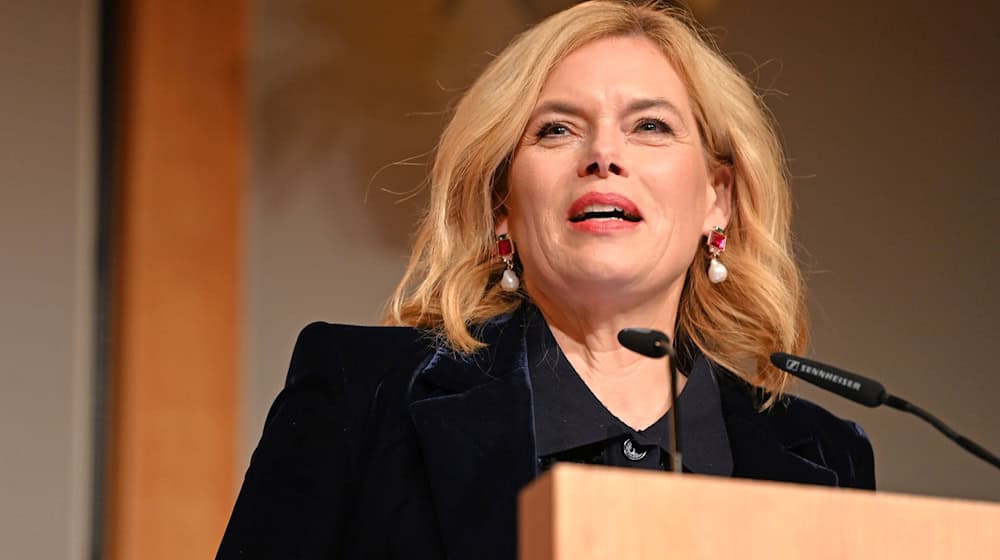 Bundestagspräsidentin Julia Klöckner hielt in Berlin eine Laudatio auf die Streetworkerin Sabine Constabel, die sich gegen Prostitution engagiert. / Foto: Elisa Schu/dpa