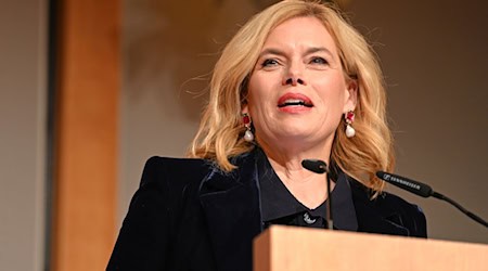 Bundestagspräsidentin Julia Klöckner hielt in Berlin eine Laudatio auf die Streetworkerin Sabine Constabel, die sich gegen Prostitution engagiert. / Foto: Elisa Schu/dpa