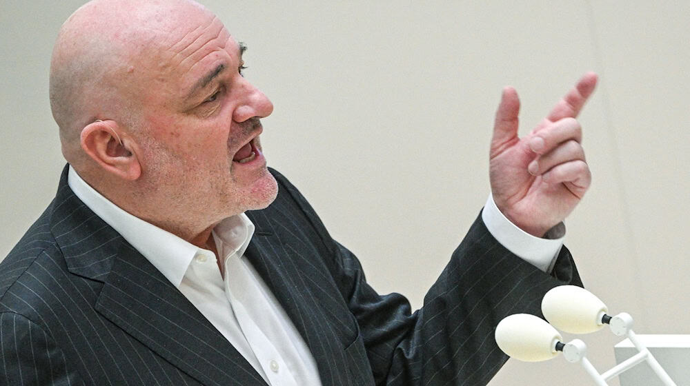 Brandenburgs Finanzminister Robert Crumbach (BSW) wirbt für das Sondervermögen für Infrastruktur. / Foto: Jens Kalaene/dpa