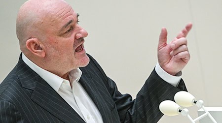 Brandenburgs Finanzminister Robert Crumbach (BSW) wirbt für das Sondervermögen für Infrastruktur. / Foto: Jens Kalaene/dpa