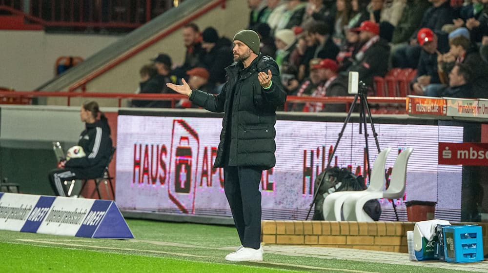 Union Berlins Trainer Stephan Lerch muss lange auf seine Spielerin Korina Janez verzichten. (Archivbild)  / Foto: Matthias Koch/dpa