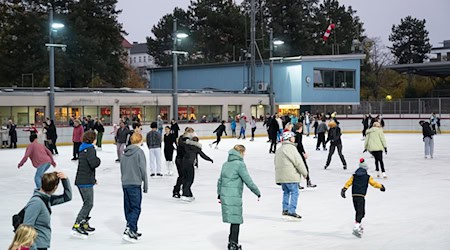 Im Neuköllner Eisstadion konnten schon am Freitag die ersten Bahnen gedreht werden. (Archivbild) / Foto: Soeren Stache/dpa Im Neuköllner Eisstadion konnten schon am Freitag die ersten Bahnen gedreht werden. (Archivbild) / Foto: Soeren Stache/dpa