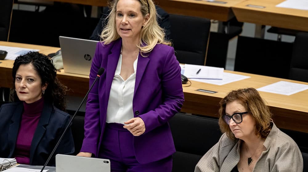 Die Berliner Kultursenatorin Sarah Wedl-Wilson (parteilos, Mitte) steht wegen der Vergabepraxis bei Fördermitteln für Projekte gegen Antisemitismus unter Druck.  / Foto: Fabian Sommer/dpa
