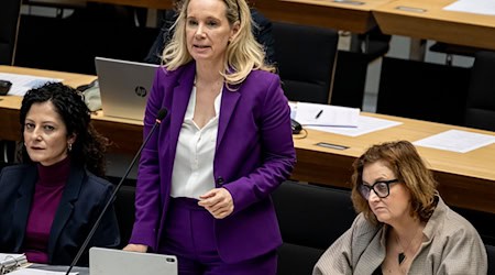 Die Berliner Kultursenatorin Sarah Wedl-Wilson (parteilos, Mitte) steht wegen der Vergabepraxis bei Fördermitteln für Projekte gegen Antisemitismus unter Druck.  / Foto: Fabian Sommer/dpa