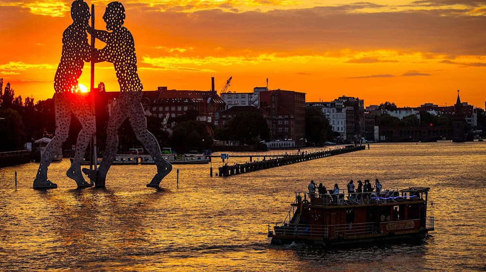 Die Lärmbelästigung durch Partyboote auf der Spree in Berlin hat im Südosten zugenommen. (Archivfoto) / Foto: picture alliance / dpa