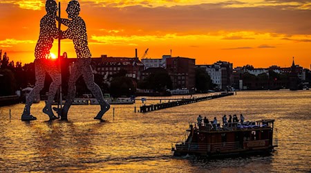 Die Lärmbelästigung durch Partyboote auf der Spree in Berlin hat im Südosten zugenommen. (Archivfoto) / Foto: picture alliance / dpa