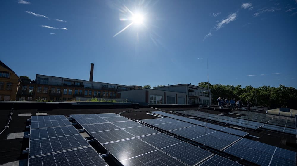Berlins landeseigene Unternehmen sollen erheblich in den Klimaschutz investieren. (Archivbild)  / Foto: Monika Skolimowska/dpa