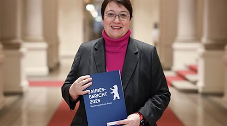 Landesrechnungshof-Präsidentin Karin Klingen hat den Jahresbericht 2025 vorgestellt.  / Foto: Jens Kalaene/dpa