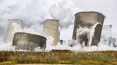 Auf der Fläche, auf der vor einem Jahr Kühltürme des Altkraftwerks gesprengt wurden, soll die „GigaBattery Boxberg 400“ entstehen (Archivbild)  / Foto: Robert Michael/dpa