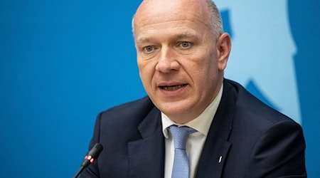 Berlins Regierender Bürgermeister Kai Wegner (CDU) mahnt, die Erinnerung an die Geschichte lebendig zu halten. (Archivbild) / Foto: Hannes P Albert/dpa