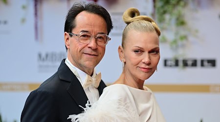 Seit rund 20 Jahren verheiratet: Jan Josef Liefers und Anna Loos. (Archivbild) / Foto: Sebastian Christoph Gollnow/dpa