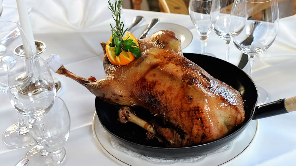 Der traditionelle Gänsebraten zu Sankt Martin wird Experten zufolge nicht viel teurer. (Symbolbild) / Foto: picture alliance / dpa
