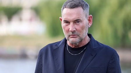 Der Designer Michael Michalsky (58) sagt: «Es gibt Männer, die feministische Codes, Ästhetik und Sprache bewusst nutzen – teils aus Überzeugung, teils als soziale oder romantische Strategie oder einfach nur zum Angeben oder um anders zu sein.» (Archivbild) / Foto: Gerald Matzka/dpa