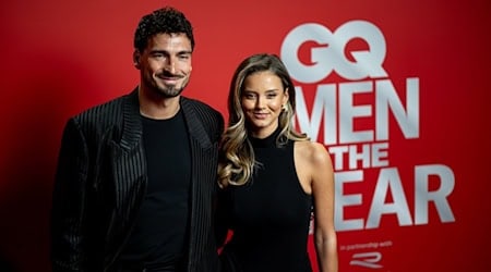 Mats Hummels kam mit Nicola Cavanis zur Verleihung des GQ-Awards. / Foto: Fabian Sommer/dpa