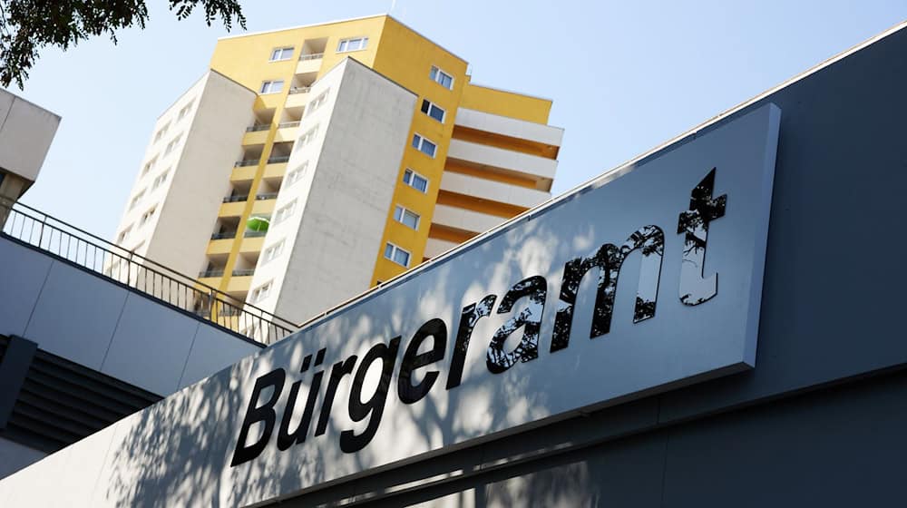 Bürgerämter in Berlin sollen bestimmte Dienstleistungen auch ohne Termin anbieten. (Archivbild)  / Foto: Jörg Carstensen/dpa