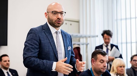 Brandenburgs Innenminister René Wilke (parteilos) kündigt wegen der gestiegenen Zahl von Drohnen über Militäranlagen eine Änderung des Polizeigesetzes an (Archivbild). / Foto: Christoph Soeder/dpa