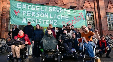 Eine Gruppe von Rollstuhlfahrern harrte rund 24 Stunden in der Senatsverwaltung für Soziales aus.  / Foto: Sebastian Christoph Gollnow/dpa