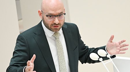 Brandenburgs Innenminister René WIlke (SPD) äußert sich im Landtag zur Frage unsicherer Orte. / Foto: Jens Kalaene/dpa
