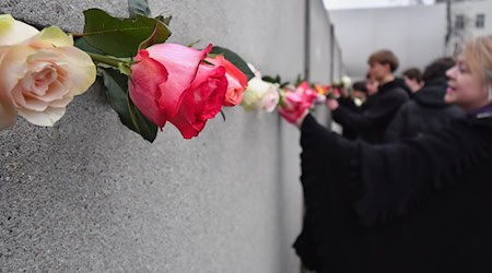 In Berlin wird an den Mauerfall 1989 erinnert. / Foto: Paul Zinken/dpa