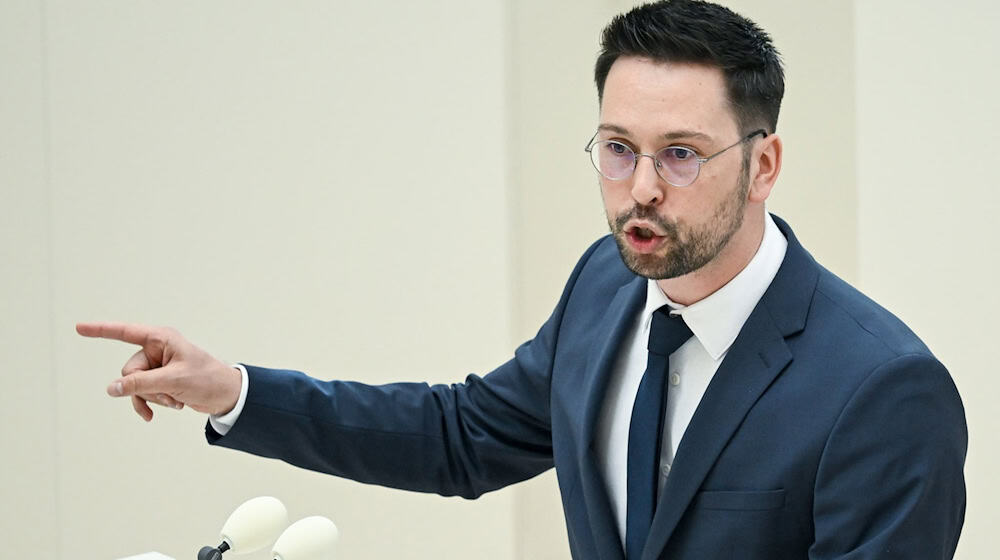 Der Parlamentarische Geschäftsführer der Brandenburger AfD-Landtagsfraktion, Dennis Hohloch, kritisiert eine Auszählung von Stimmen als falsch (Archivbild). / Foto: Britta Pedersen/dpa