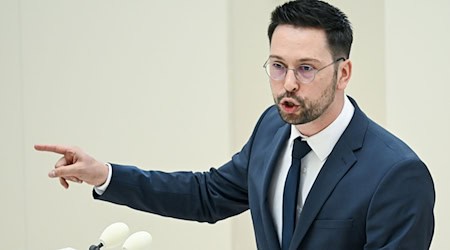 Der Parlamentarische Geschäftsführer der Brandenburger AfD-Landtagsfraktion, Dennis Hohloch, kritisiert eine Auszählung von Stimmen als falsch (Archivbild). / Foto: Britta Pedersen/dpa