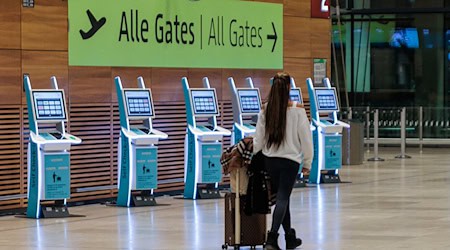 Am Freitag sorgte eine Drohnensichtung am BER für eine kurzzeitige Einstellung des Flugbetriebs. (Archivbild) / Foto: Carsten Koall/dpa