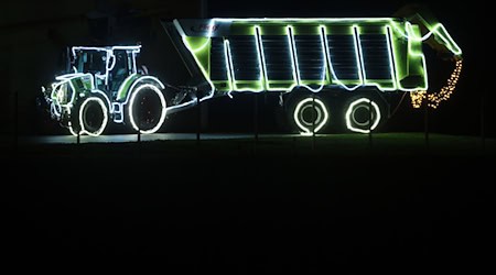In Brandenburg gelten Lichterfahrten von weihnachtlich leuchtenden Feuerwehrfahrzeugen und Traktoren nun als Brauchtum. (Symbolbild)  / Foto: Thomas Warnack/dpa