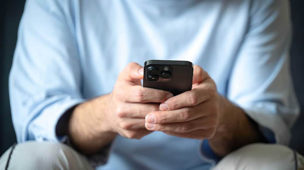 Islamistische Propaganda wird auch durch den Missbrauch religiöser Gesänge über das Internet verbreitet.  / Foto: Sina Schuldt/dpa