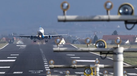Im Januar gibt es von Friedrichshafen aus wieder Linienflüge in drei große Städte. (Symbolfoto) / Foto: picture alliance / dpa