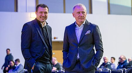 Görlich (r.) konnte die Hertha-Mitglieder begeistern. / Foto: Matthias Koch/Sportfoto Matthias Koch./dpa