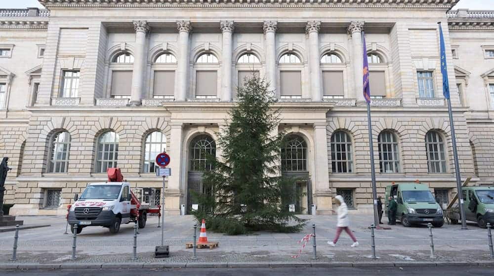 Vor dem Berliner Abgeordnetenhaus wird jedes Jahr ein Weihnachtsbaum aufgestellt und festlich geschmückt. In diesem Jahr soll er am Donnerstag in festlichem Glanz erstrahlen.   / Foto: Sebastian Christoph Gollnow/dpa