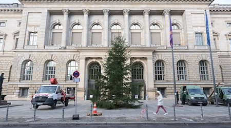 Vor dem Berliner Abgeordnetenhaus wird jedes Jahr ein Weihnachtsbaum aufgestellt und festlich geschmückt. In diesem Jahr soll er am Donnerstag in festlichem Glanz erstrahlen.   / Foto: Sebastian Christoph Gollnow/dpa