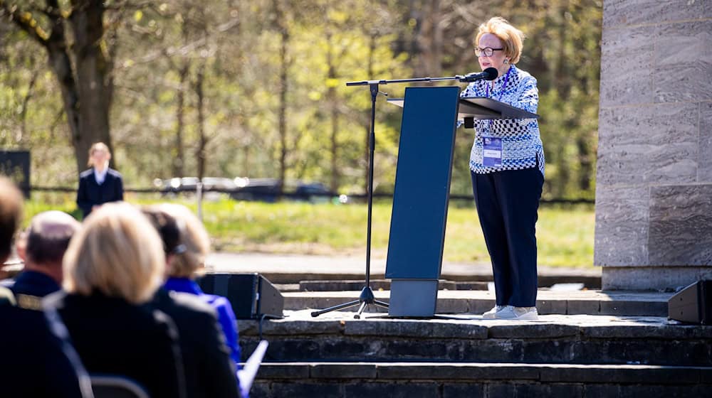 Mala Tribich spricht als Zeitzeugin bei der Enthüllung. (Archivbild) / Foto: Michael Matthey/dpa