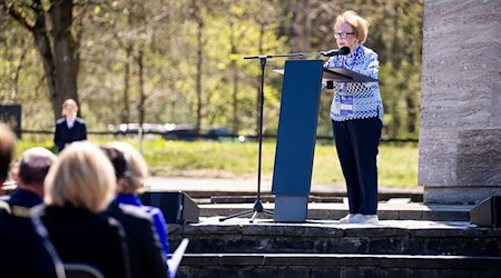 Mala Tribich spricht als Zeitzeugin bei der Enthüllung. (Archivbild) / Foto: Michael Matthey/dpa