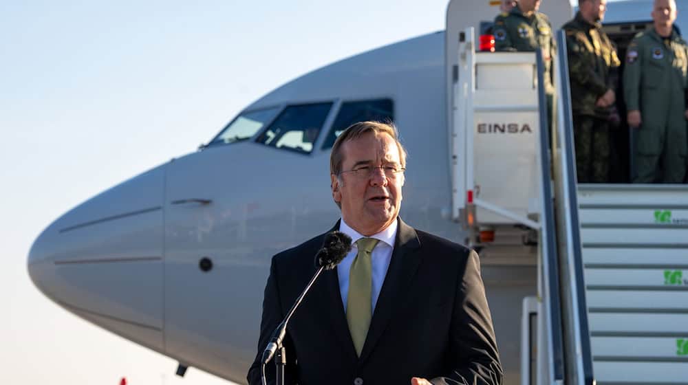 Das neue Marine-Aufklärungsflugzeug Boeing P8-A Poseidon landete nach einer Überführung aus den USA in Berlin und wurde von Verteidigungsminister Pistorius begrüßt. / Foto: Soeren Stache/dpa