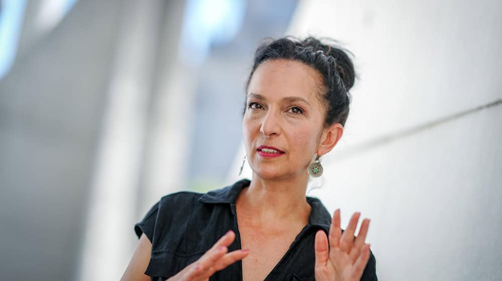 Neuköllns Integrationsbeauftragte Güner Balci verteidigt Bezirksbürgermeister Martin Hikel (SPD) gegen parteiinterne Kritik. (Archivbild)  / Foto: Kay Nietfeld/dpa