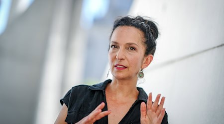 Neuköllns Integrationsbeauftragte Güner Balci verteidigt Bezirksbürgermeister Martin Hikel (SPD) gegen parteiinterne Kritik. (Archivbild)  / Foto: Kay Nietfeld/dpa