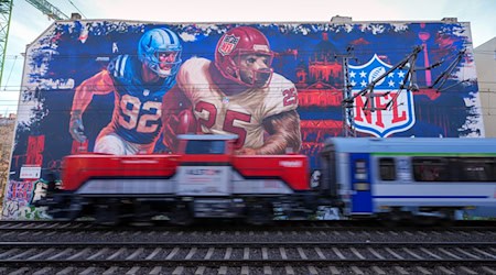 1000 Quadratmeter groß: Mitten in Berlin prangt ein NFL-Wandbild.  / Foto: Soeren Stache/dpa