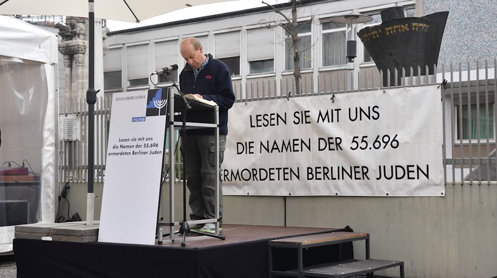 In Berlin werden die Namen ermordeter Juden vorgelesen.  / Foto: Paul Zinken/dpa