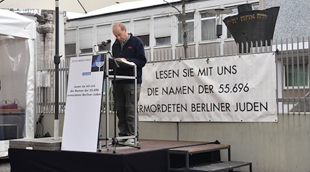 In Berlin werden die Namen ermordeter Juden vorgelesen.  / Foto: Paul Zinken/dpa
