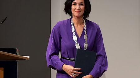 Die Potsdamer Oberbürgermeisterin Noosha Aubel sucht seit ihrem Wahlsieg im Oktober noch eine Wohnung - aber nicht irgendeine, sondern ein schönes Zuhause für ihre Familie, wie sie sagte. / Foto: Soeren Stache/dpa