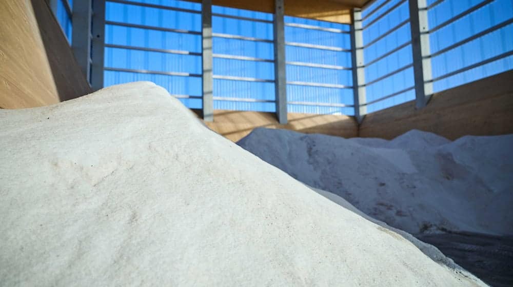 Die Salzhallen sind gefüllt - üblicherweise sind Landkreise und Autobahnmeistereien ab 1. November für den Winterdienst gerüstet. (Archivbild) / Foto: Annette Riedl/dpa