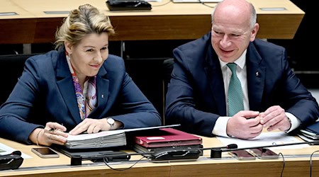 Das Berliner Abgeordnetenhaus beriet in Anwesenheit des Regierenden Bürgermeisters Kai Wegner (CDU) über Milliarden aus dem Sondervermögen des Bundes. / Foto: Britta Pedersen/dpa