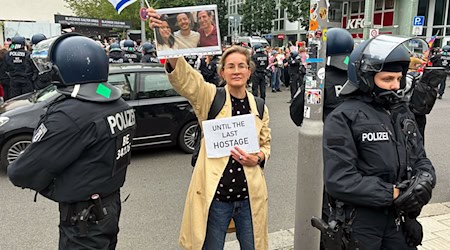Karoline Preisler stellte sich auf Demonstrationen gegen Antisemitismus und forderte die Freilassung der Hamas-Geiseln im Gazastreifen. (Archivbild) / Foto: Caroline Bock/dpa