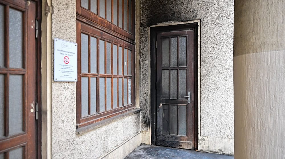 Das Feuer an der Charité wurde laut Polizei gegen 2.05 Uhr gelegt. / Foto: Sebastian Christoph Gollnow/dpa