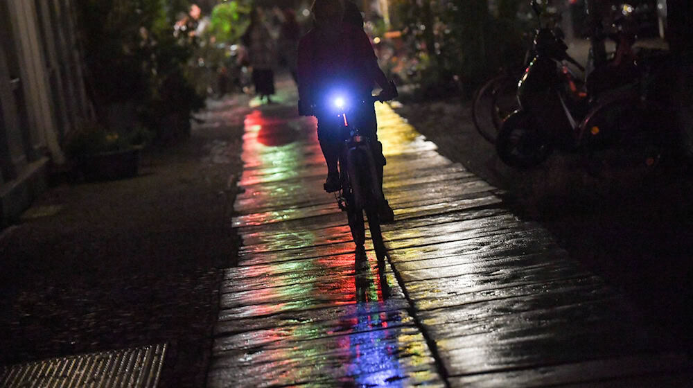 Die Polizei rät Radfahrern zu heller, reflektierender Kleidung. (Symbolbild) / Foto: Jens Kalaene/dpa-Zentralbild/ZB