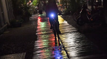 Die Polizei rät Radfahrern zu heller, reflektierender Kleidung. (Symbolbild) / Foto: Jens Kalaene/dpa-Zentralbild/ZB