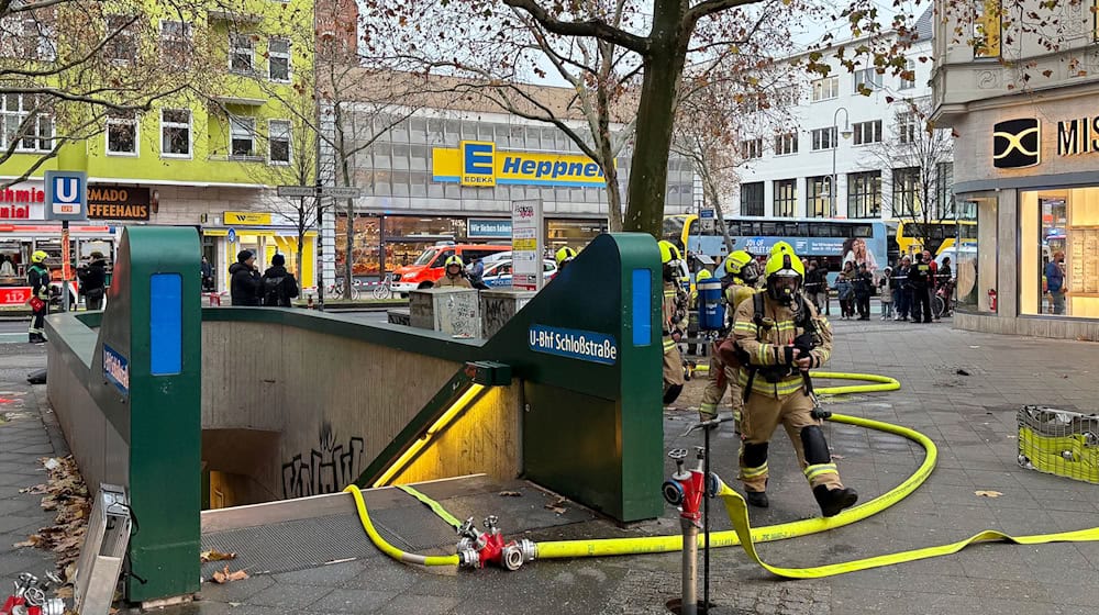 In der Spitze waren laut Feuerwehr mehr als 95 Kräfte vor Ort. (Archivbild) / Foto: Marion van der Kraats/dpa
