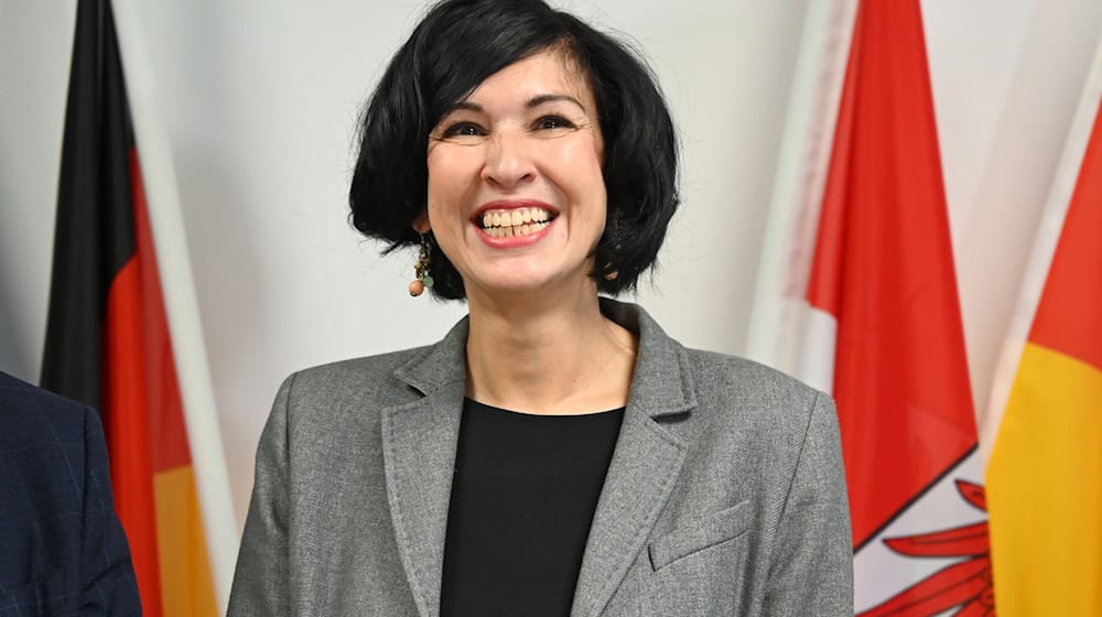 Noosha Aubel startet mit viel Freude in das Amt als Potsdamer Oberbürgermeisterin. Die Arbeit hat sie bereits aufgenommen, nun folgt die Amtseinführung mit einem Festakt.  / Foto: Elisa Schu/dpa